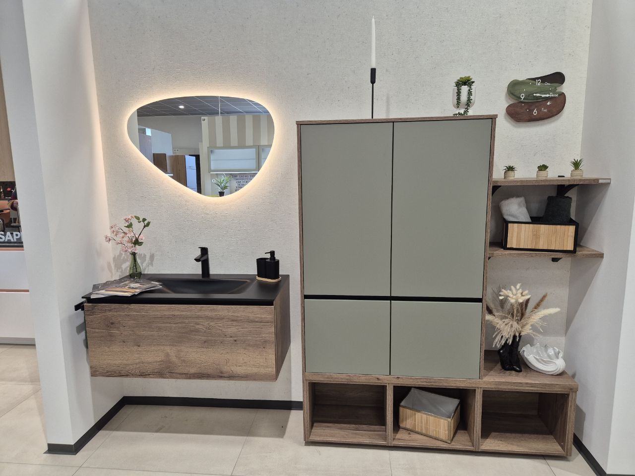 Musterbad mit freistehendem Waschtisch und Hochschrank