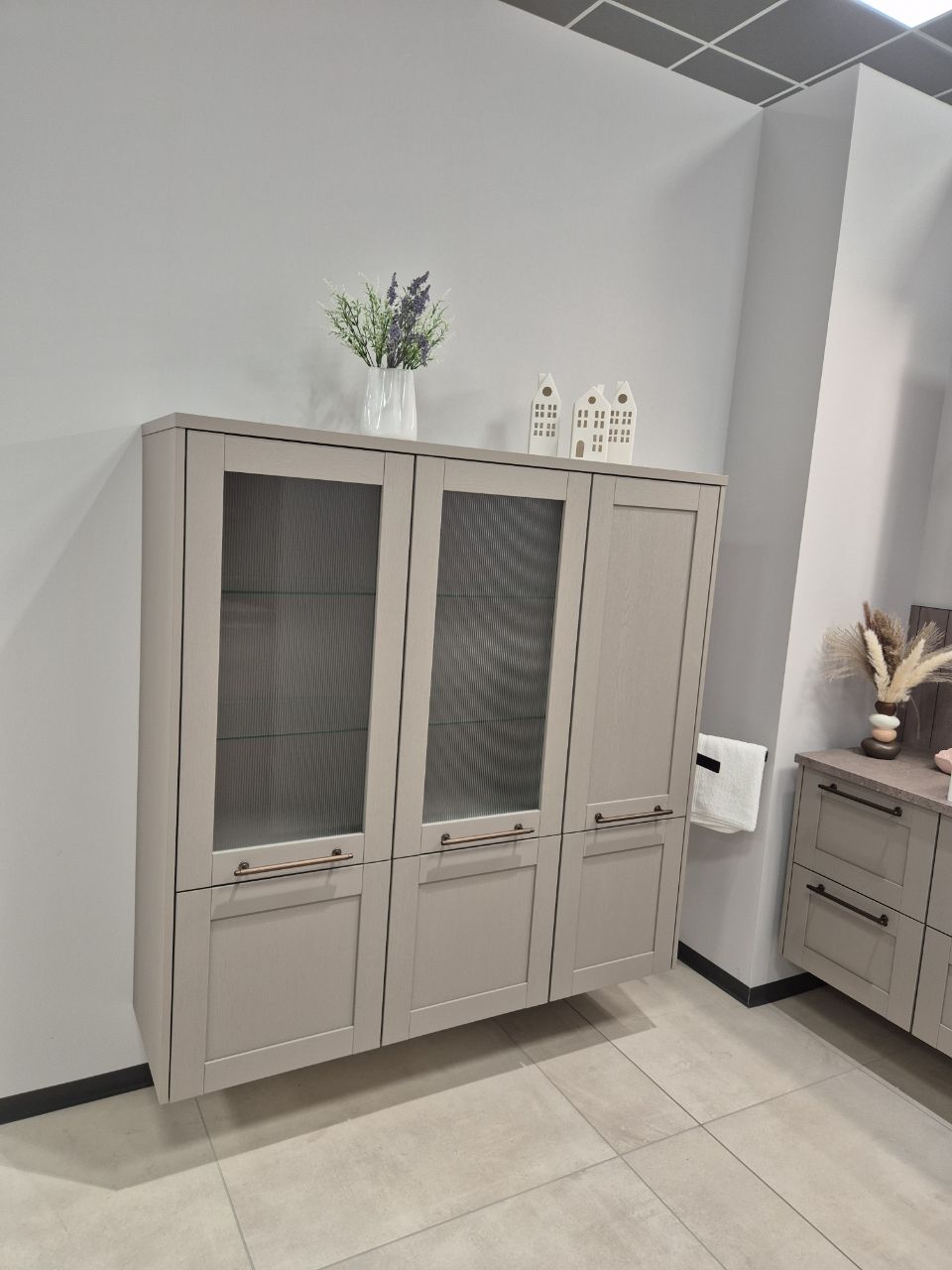 Musterbad – Hochschrank mit Glasfronten