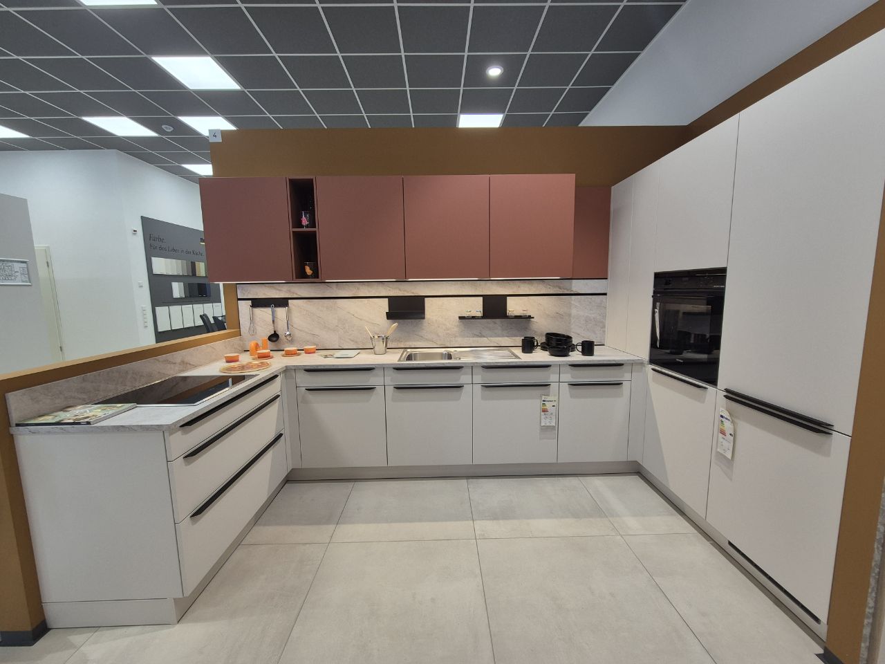 Moderne Küche in Weiß mit Terrakotta-Oberschränken