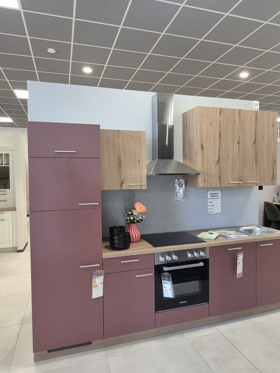 Moderne Küche in Altrosa mit Holzdekor