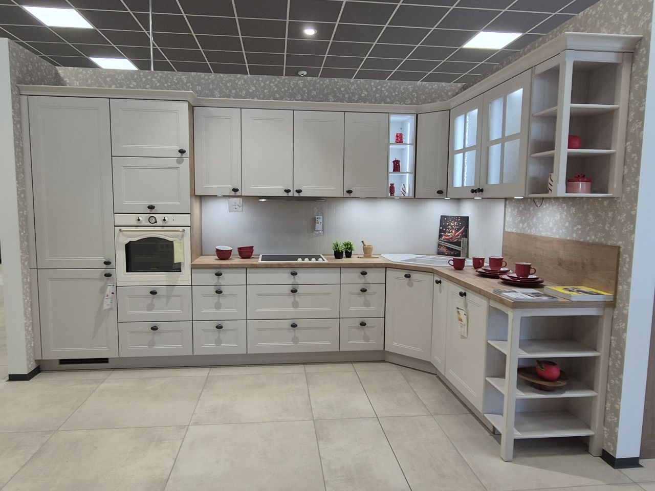 Landhausküche in Creme mit offenem Regal