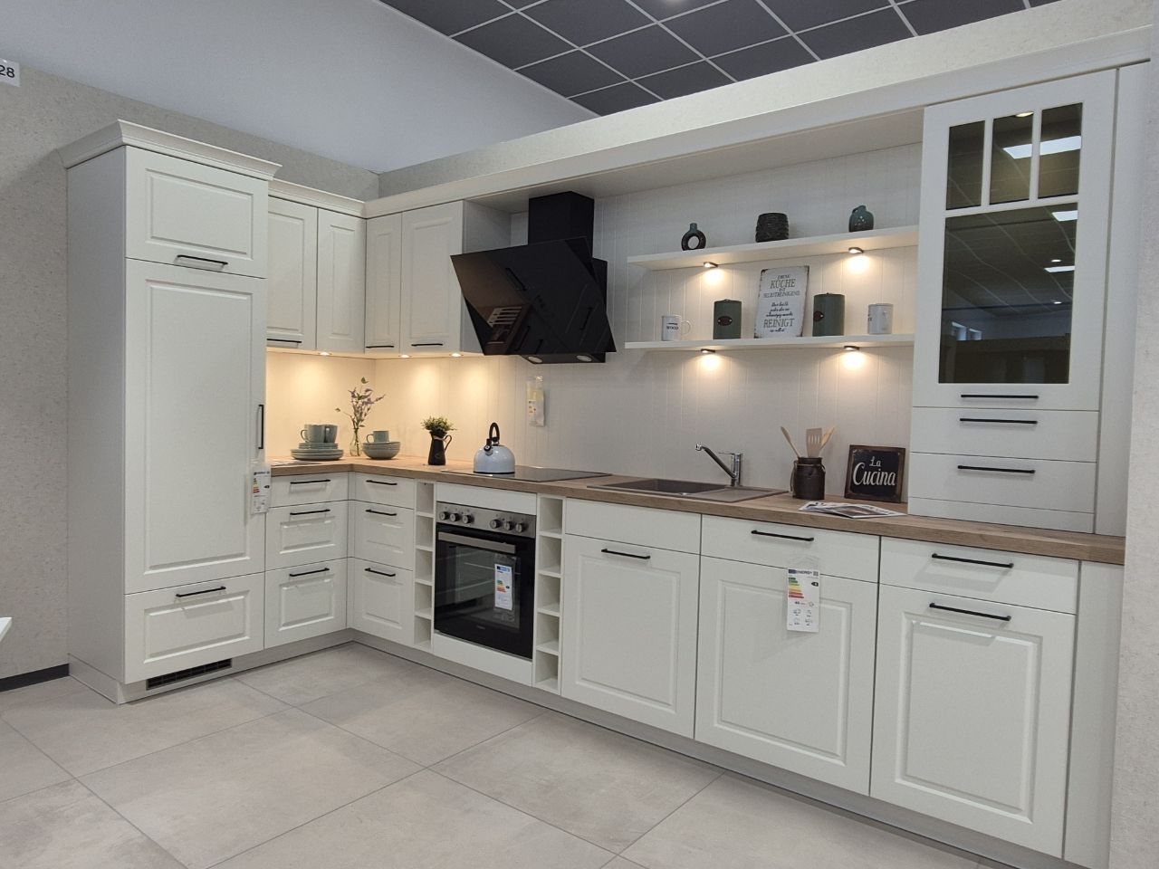 Moderne Küche in Altrosa mit Holz-Oberschränken