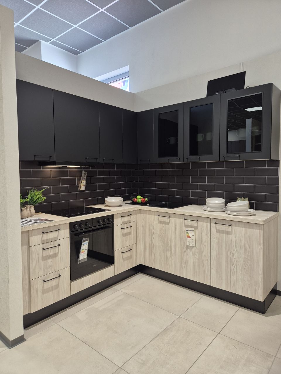 Moderne Küche in Holzdekor mit Toskana-Rückwand
