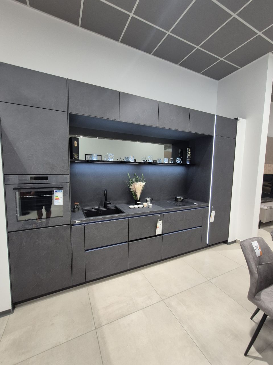 Moderne Küche in Anthrazit mit Spiegel-Rückwand