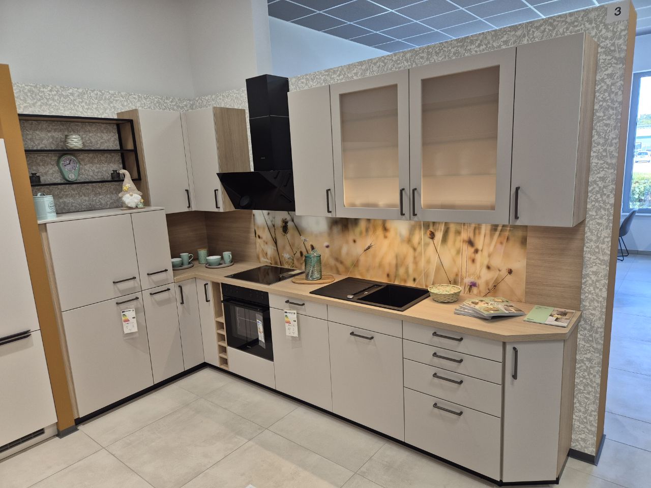 Landhausküche in Creme mit Blumen-Tapete