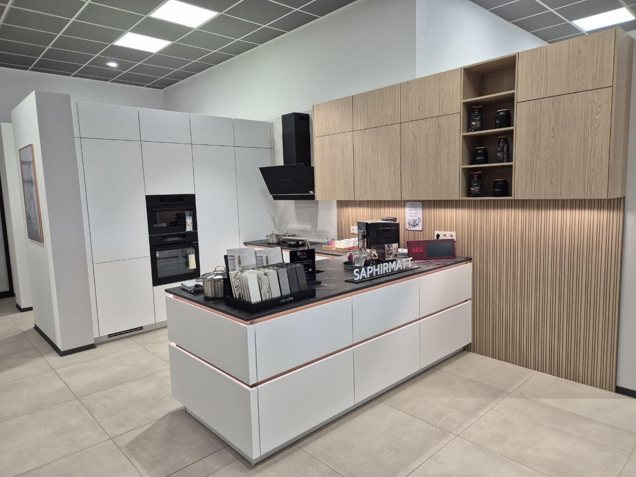 Moderne Küche in Weiß-Holz mit Kochinsel