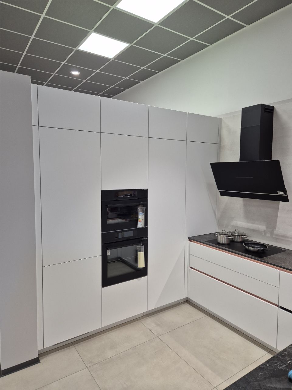 Moderne Küche in Weiß mit Kupfer-Akzenten