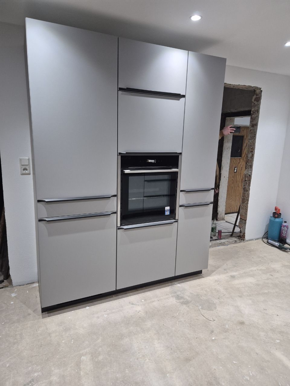 Projekt A – Hochschrank-Element in Hellgrau