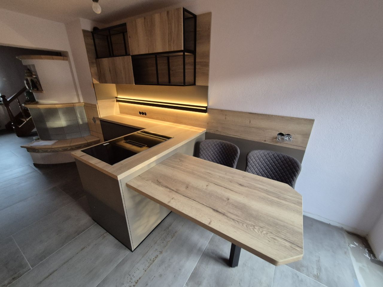 Projekt B – Küche in Taupe mit Holzdekor