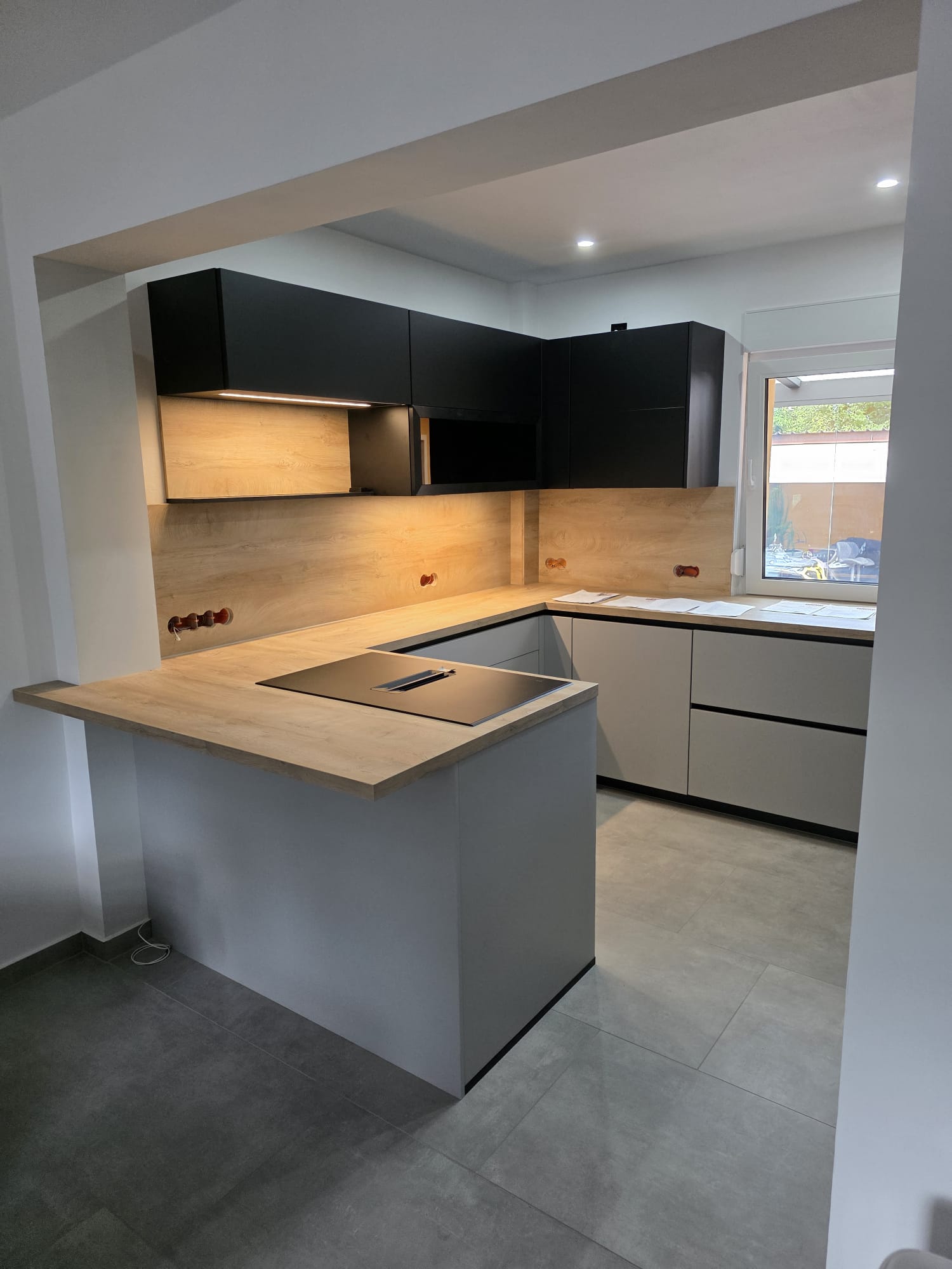 Projekt C – U-Küche in Grau mit Tresen und Fensterplatz