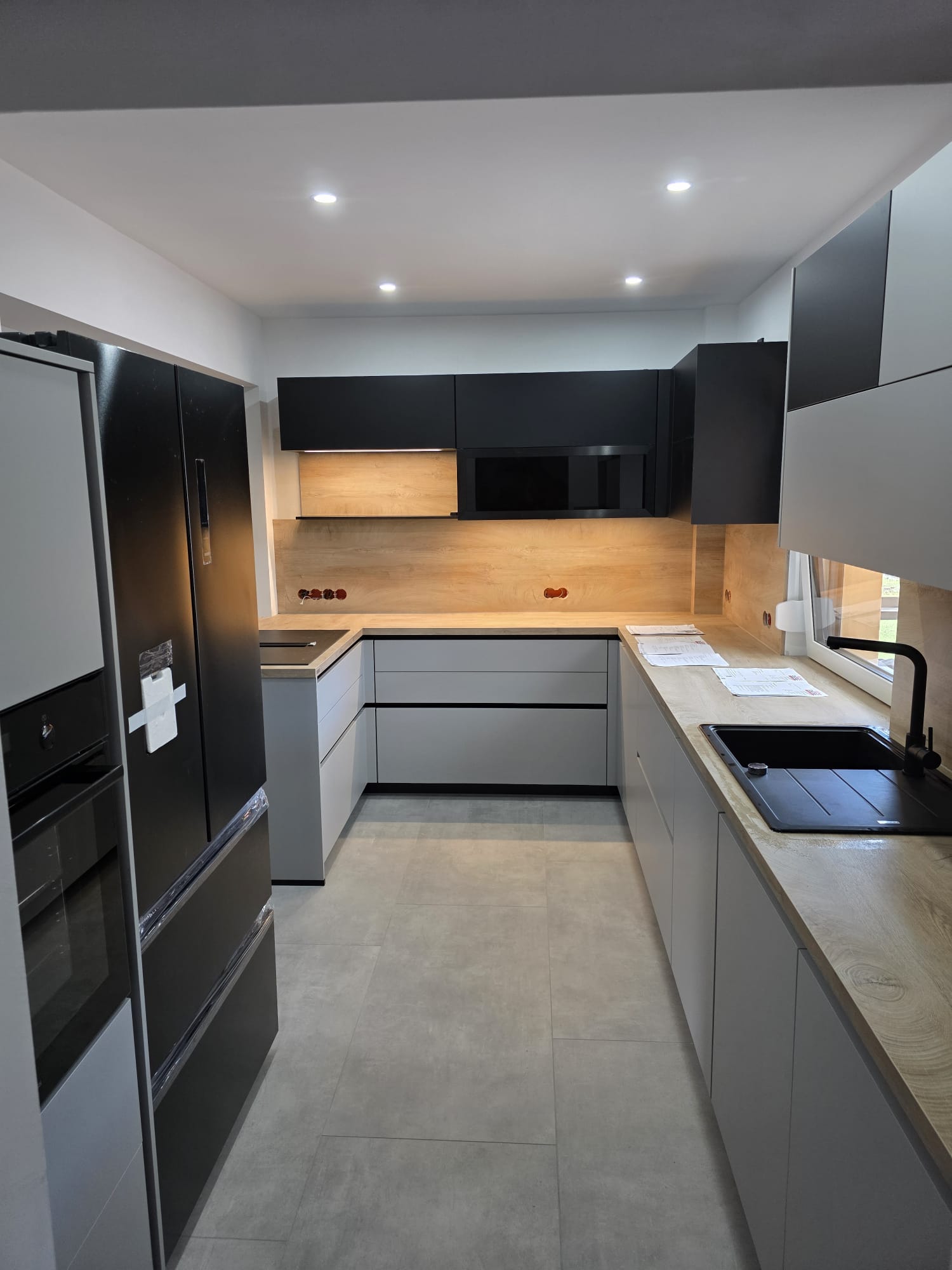 Projekt C – Küchenzeile in Grau-Anthrazit mit Kühlschrank-Wand