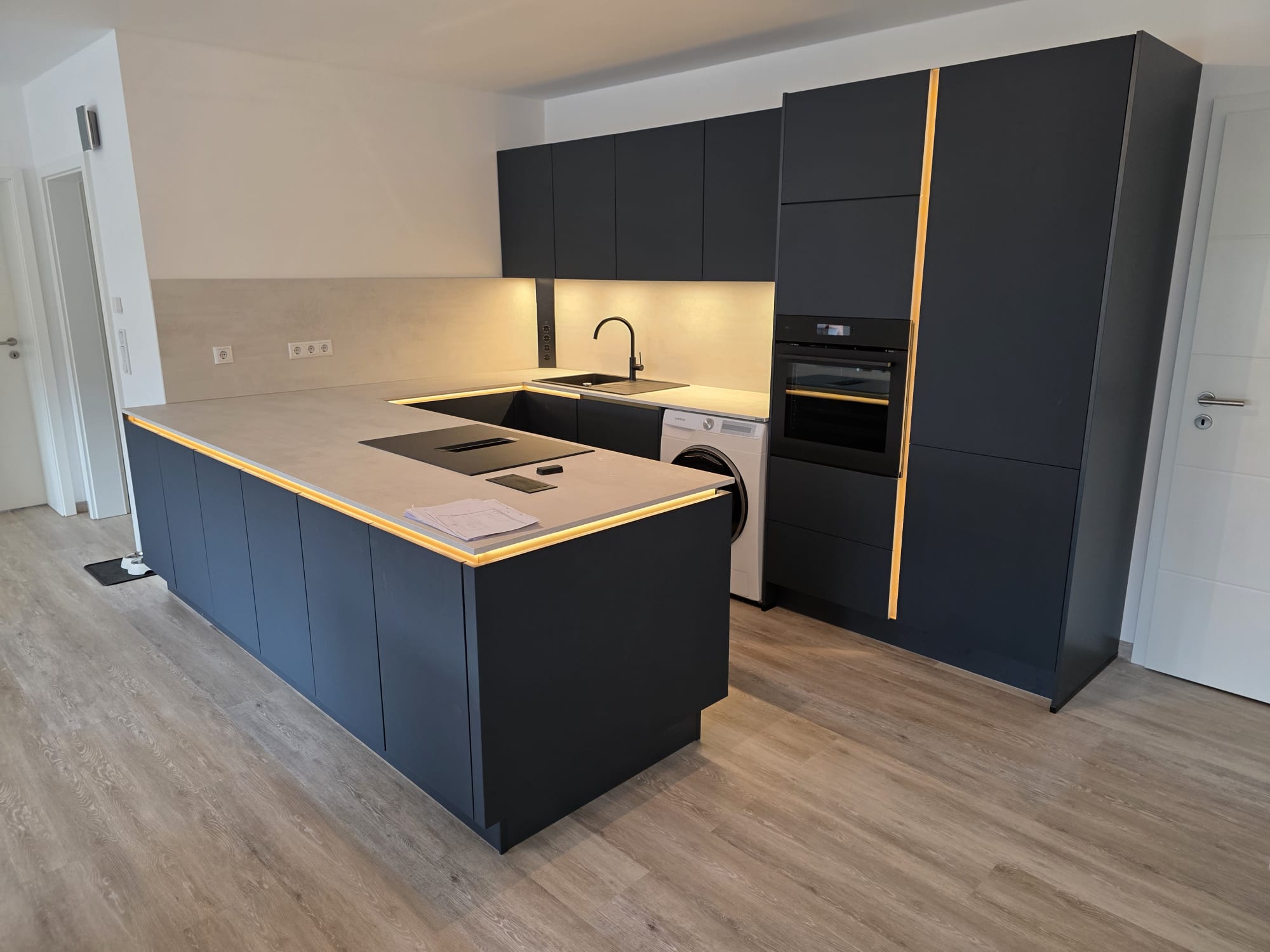 Projekt D – Küchenzeile in Anthrazit mit Waschmaschine und Backofen